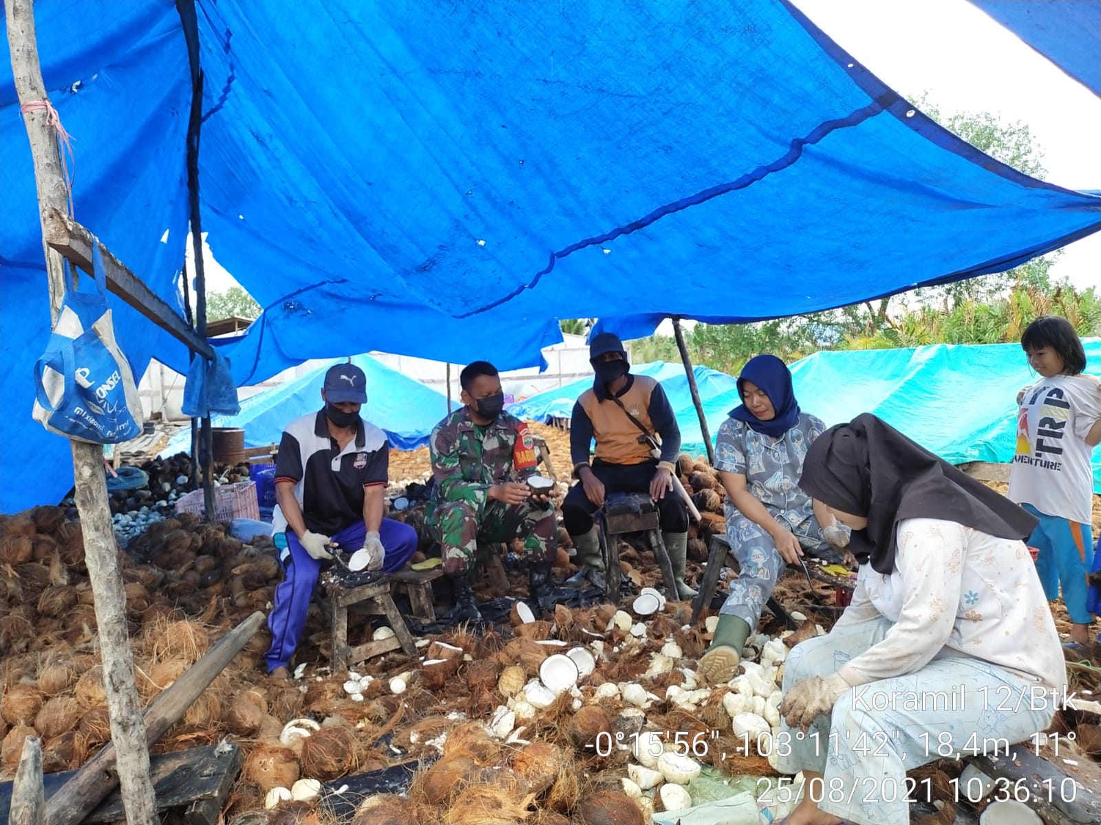 Jalin Kedekatan Bersama Rakyat, Serda Pernando Sitompul Komsos dengan Petani Kelapa