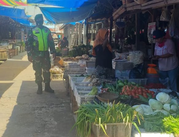 Terus Tertibkan Prokes Babinsa Kampung Lubuk Dalam Terjun Ke Pasar Tradisional Lubuk Dalam