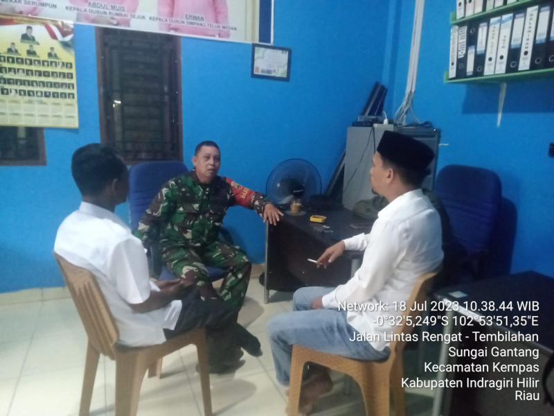 Babinsa 03/Tpl Komsos Bersama Perangkat Desa dan Warga Desa Binaan