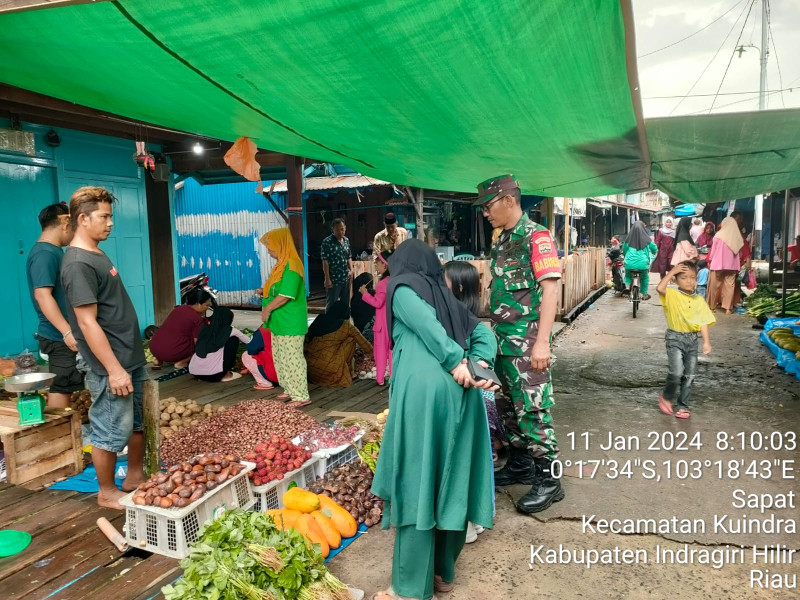 Bersama Pedagang, Babinsa Koramil 04/Kuindra Ingatkan Untuk Jaga Kebersihan di Tempat Jualan