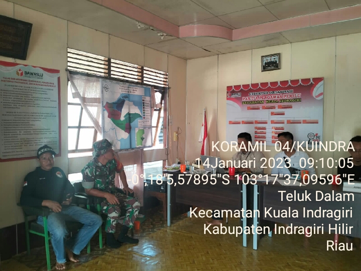 Tetap Waspada Saat Bekerja, Babinsa Koramil 04/Kuindra Ingatkan Faktor Keamanan dan Keselamatan