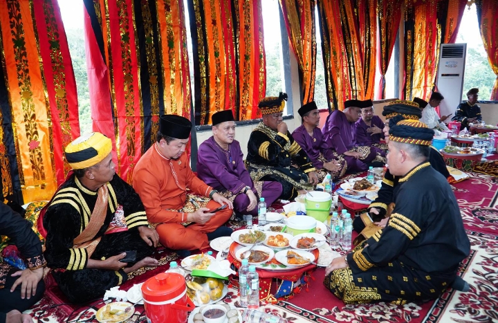 Usai Paripurna, Ketua DPRD Kampar, Pj Bupati dan Ninik Mamak Duduk Baselo di Balai Adat Usai Paripurna, Ketua DPRD Kampar, Pj Bupati dan Ninik Mamak Duduk Baselo di Balai Adat