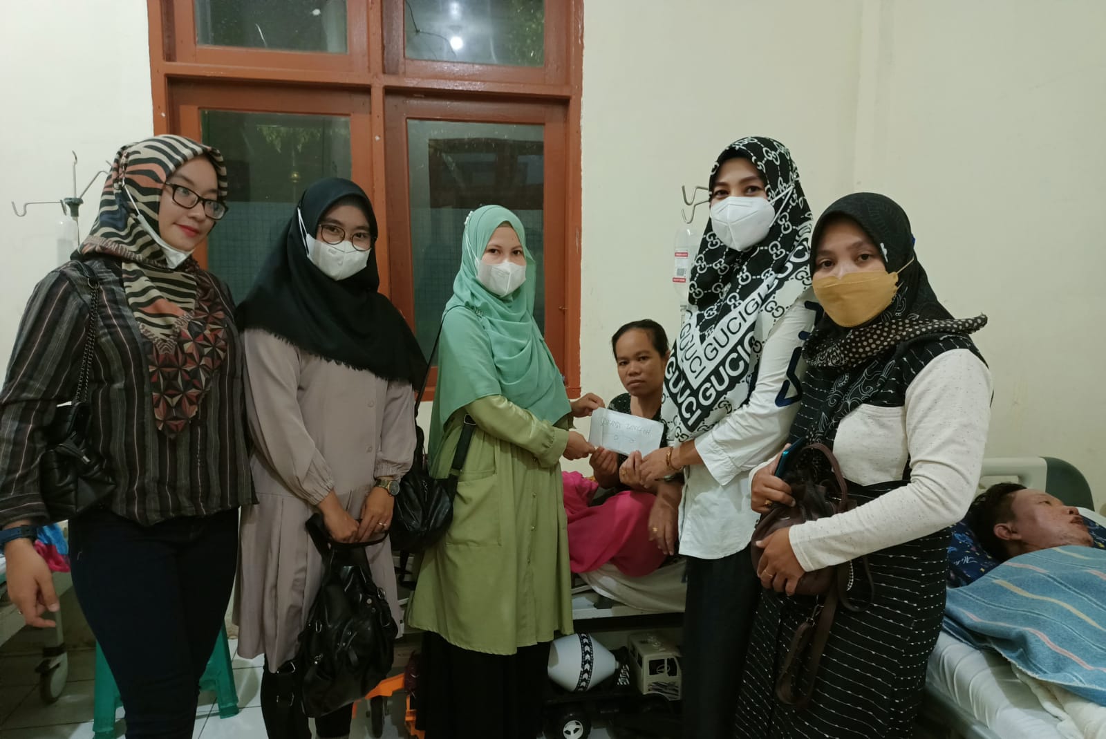 Peduli Sesama, Srikandi Tangguh Tembilahan Bantu Korban Luka Bakar di Parit 8