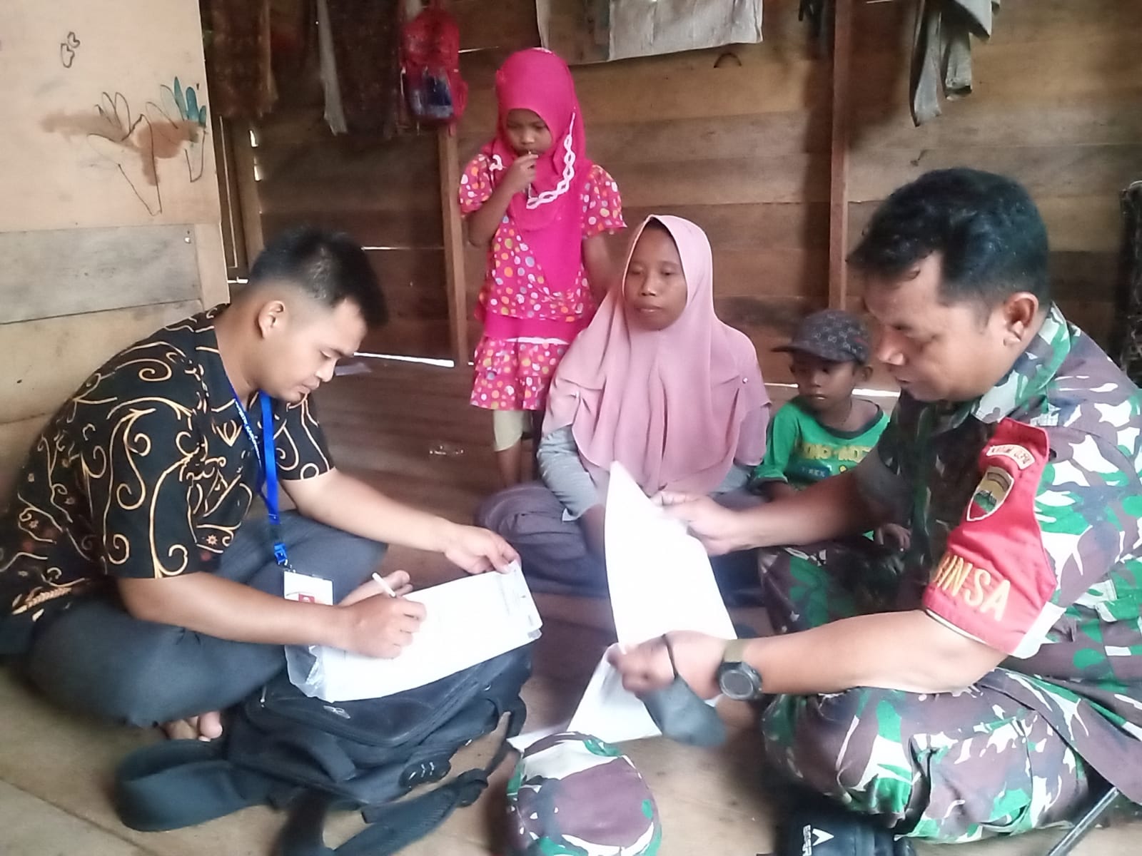 Babinsa Koramil 09/Kemuning Dampingi Petugas BPS Melakukan Sensus