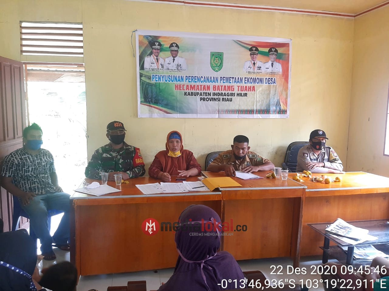 Babinsa Koramil 12/Batang Tuaka Kawal Penyaluran BLT Desa Sialang Jaya