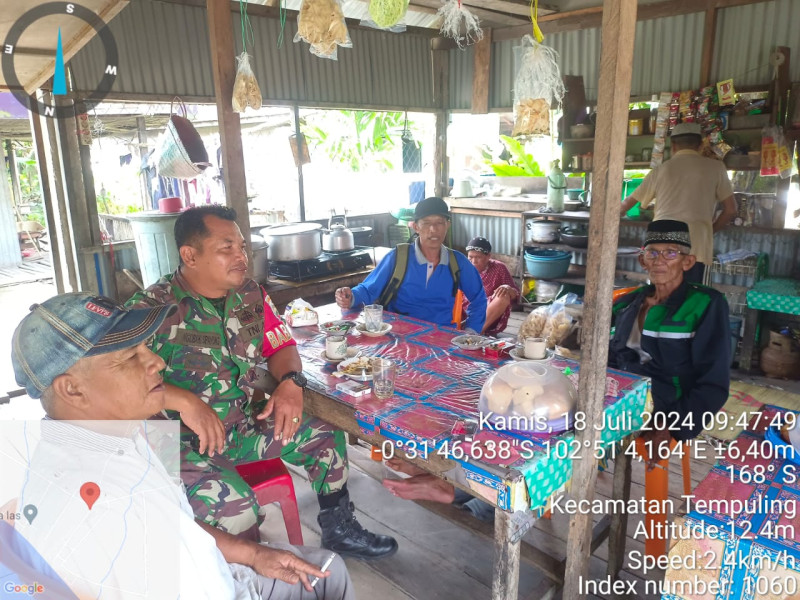 Tingkatkan Kemanunggalan TNI dengan Rakyat, Babinsa Desa Teluk Kiambang Koramil 03/Tpl Melaksanakan Komsos Dengan Tomas