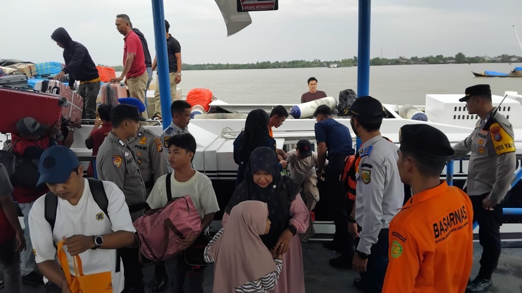 Petugas Pos Pelayanan Laksanakan Pengamanan Kedatangan Kapal di Pelindo Tembilahan Berjalan Aman Ops Ketupat Lancang Kuning 2026