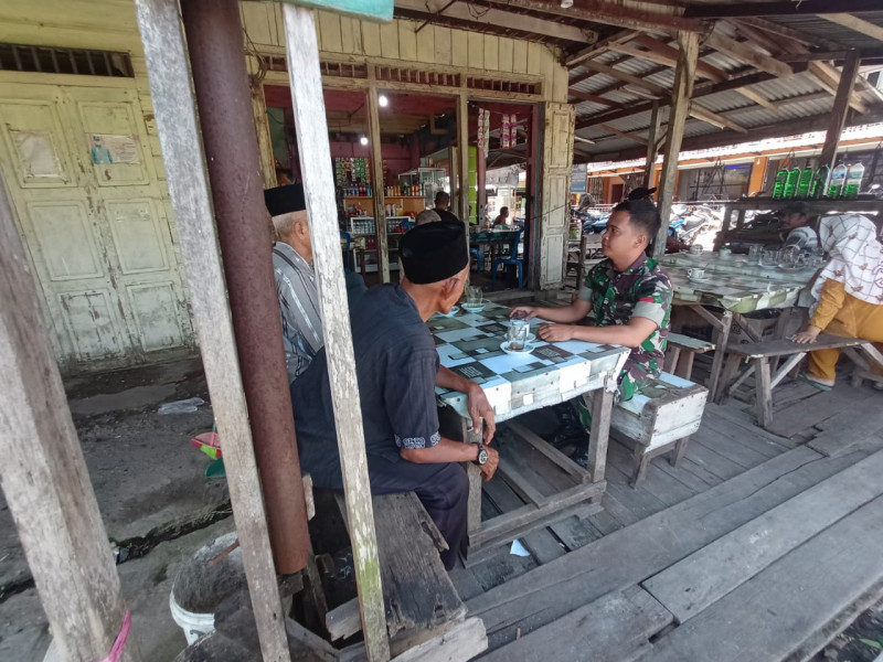 Jelang Bulan Suci Ramadhan, Babinsa 03/Tpl Komsos Pererat Hubungan Kekeluargaan Di Desa Binaan