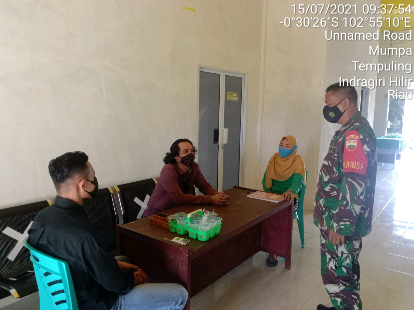 Pelihara Hubungan Baik dengan Apdes, Babinsa 03/Tempuling Komsos Di Kantor Desa Mumpa