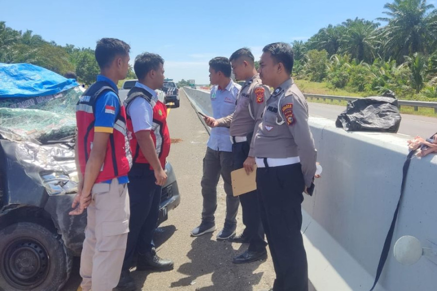 Supir Pickup Tewas, Akibat Mobil Pecah Ban di Tol Permai