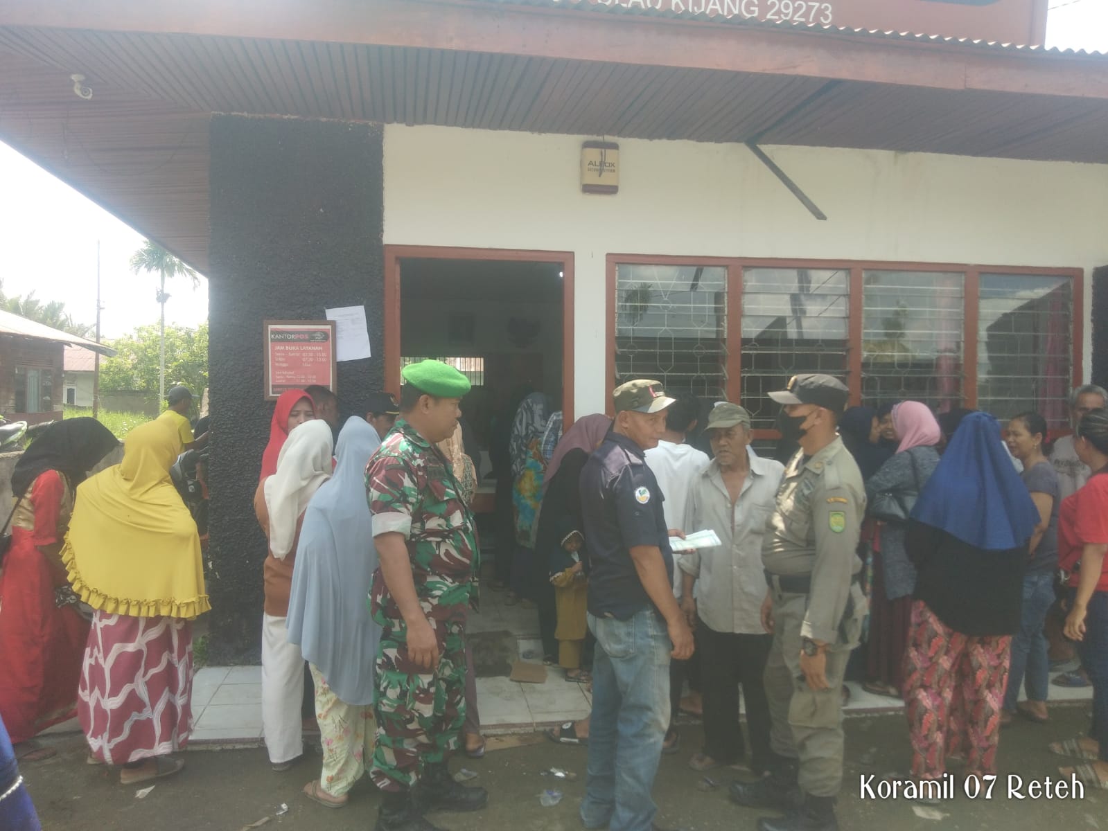 Danramil 07/Reteh Dampingi Penyaluran BLT, BBM dan PKH Tahun 2022