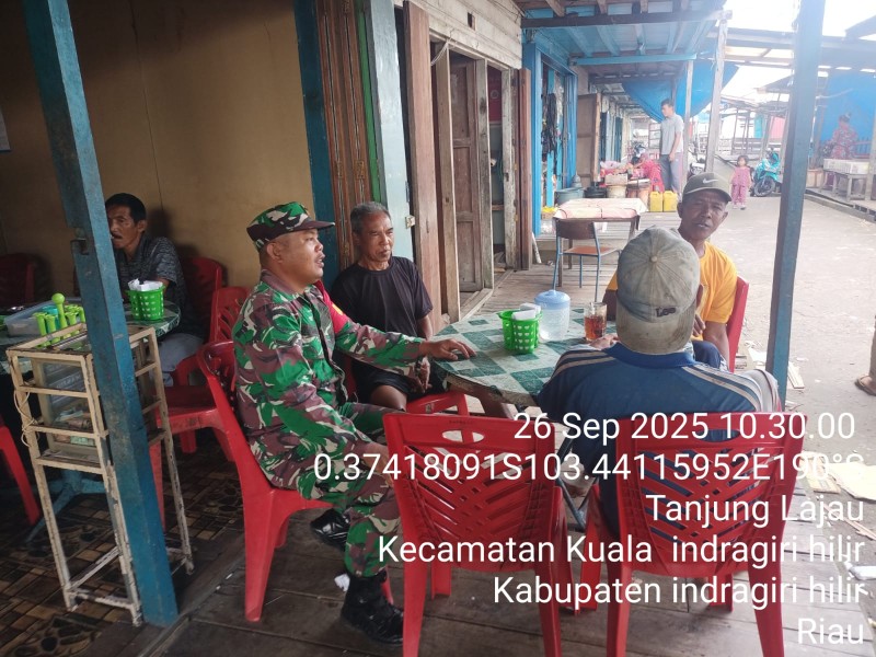 Tingkatkan Keamanan Desa, Babinsa Koramil 04/KDR Laksanakan Komsos dengan Masyarakat