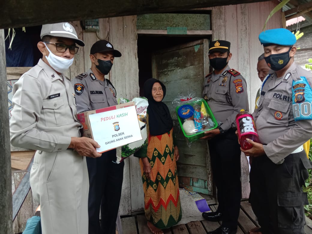 Terus Tebar Kebaikan, Polsek Gas Rutin Lakukan Pembagian Sembako Kepada Warga yang Tak Mampu 