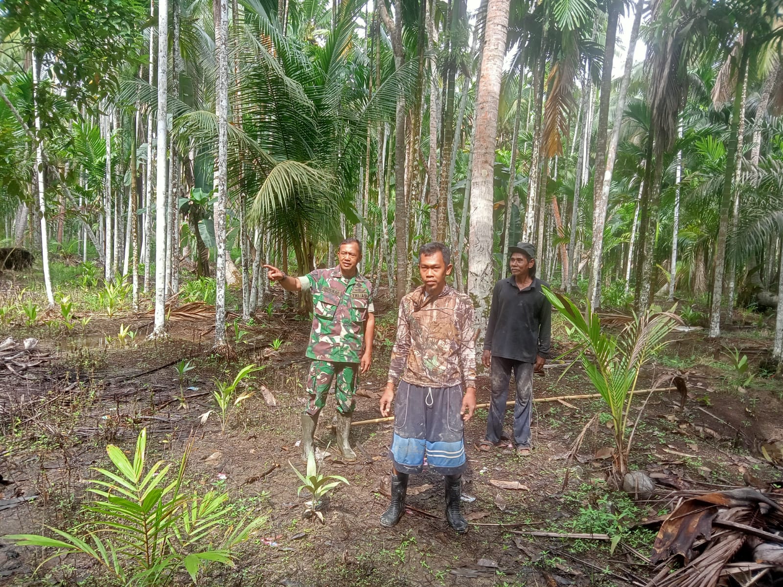 Bersama Masyarakat Setempat, Babinsa Koramil 09/Kemuning Lakukan Patroli Rutin