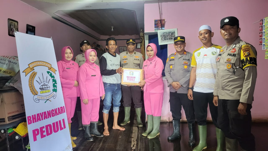 Jumat Berkah, Kapolsek Tembilahan Hulu  Didampingi Ibu Bhayangkari Serahkan Tali Asih Kepada Warga Terdampak Banjir