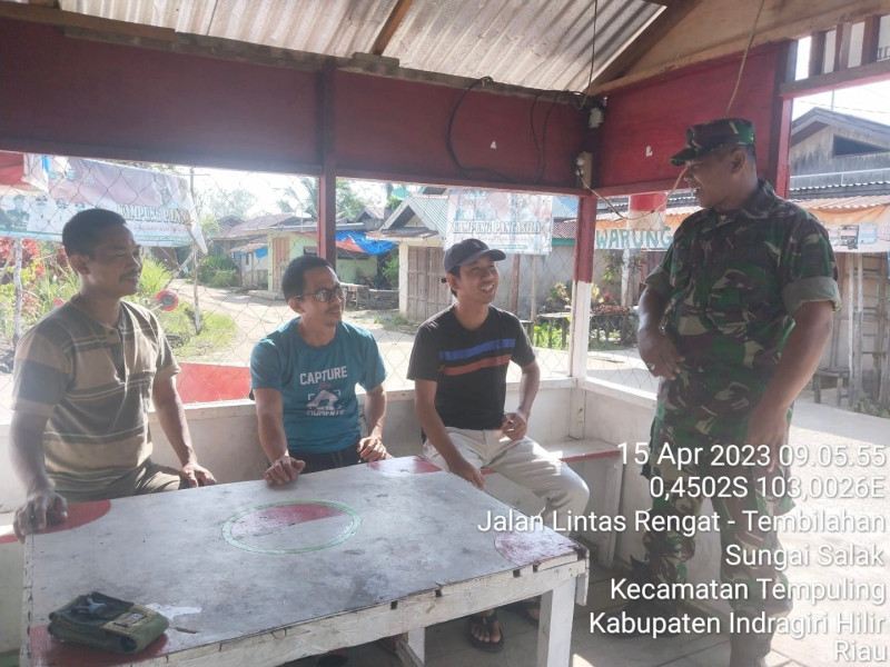 Disuasana Bulan Puasa, Babinsa  03/Tpl Sambangi Pos Kamling Diwilayah