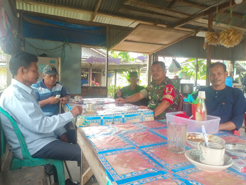 Komsos Dengan Mitra Karib, Babinsa 03/Tpl Jalin Kedekatan Dan Silaturahmi