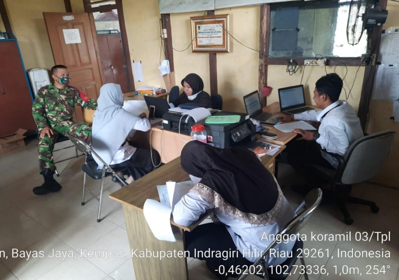 Babinsa Bayas Jaya Koramil 03/Tempuling Rutin Lakukan Komsos dengan Perangkat Desa