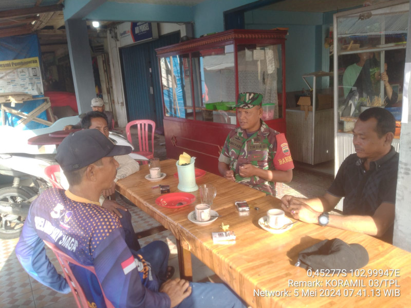Babinsa 03/Tpl Sertu Mulyadi Lakukan Komsos Dengan Warga Masyarakat di Kampung Pancasila