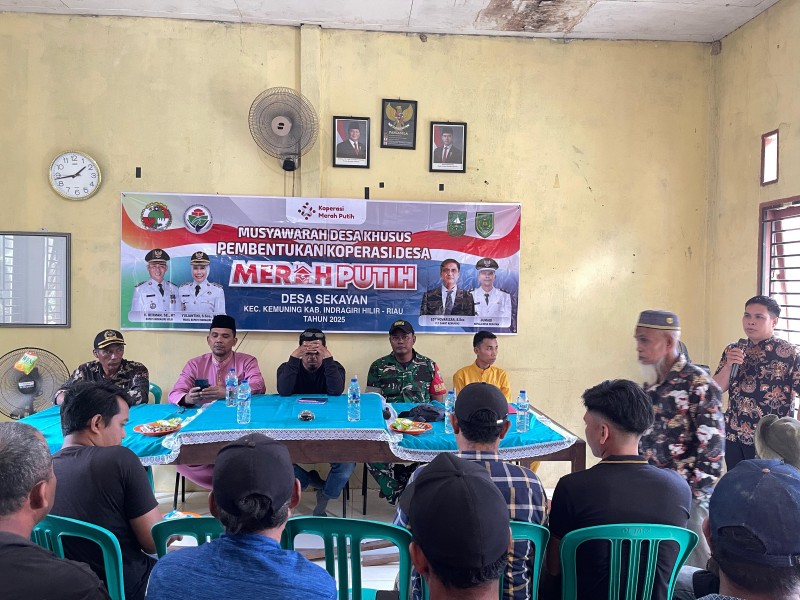 Babinsa Koramil 09/Kemuning Bantu Sukseskan Rapat Pembentukan Koperasi Merah Putih Desa Sekayan