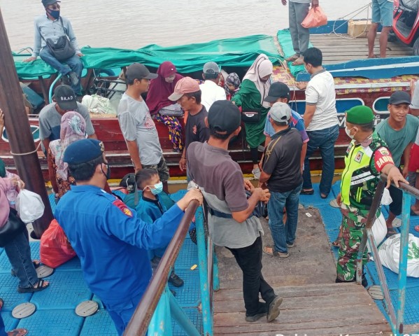 Untuk Mencegah Penularan Covid-19, Personel Babinsa Koramil 07/Reteh Lakukan Penegakan Disiplin