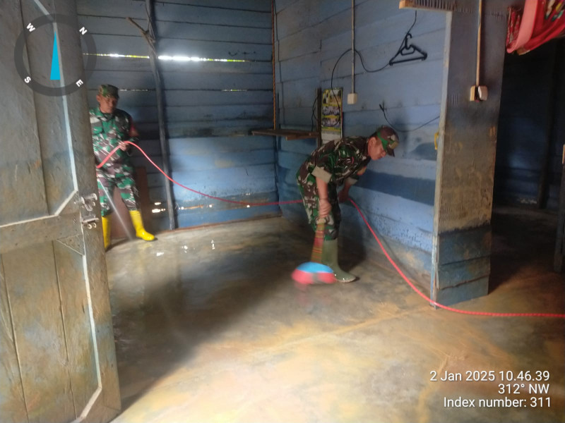 Koramil 09 Kemuning Bantu Bersihkan Rumah Terdampak Banjir