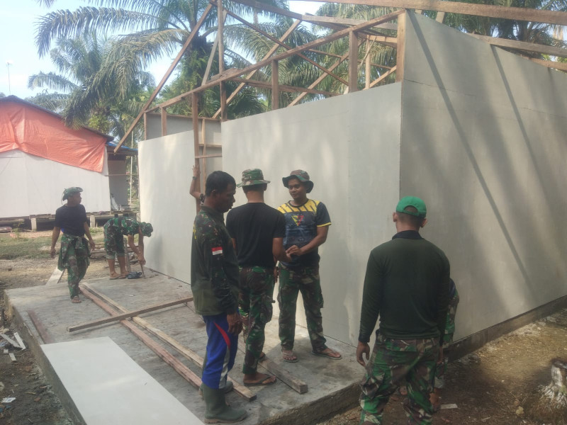 Anggota Koramil 04/Kdr Serka Munas Tergabung Dalam Satgas TNI Manunggal Membangun Desa (TMMD) Ke-116 Untuk Wilayah Kodim 0314 Inhil