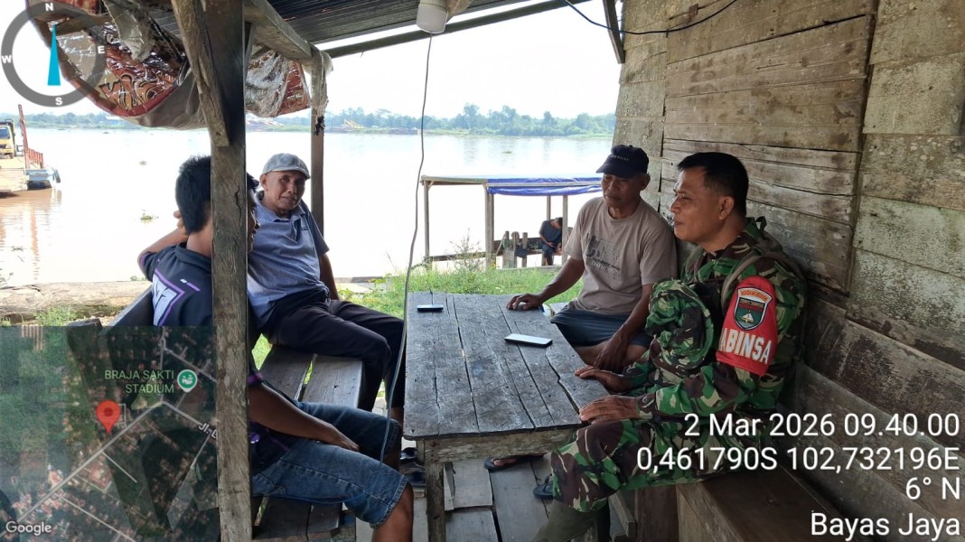 Angin Laut Sejuki Obrolan, Babinsa Serma Damrianto Laksanakan Komsos dan Silaturrahmi Ramadhan Bersama Mitra Karib Desa Bahas Jaya