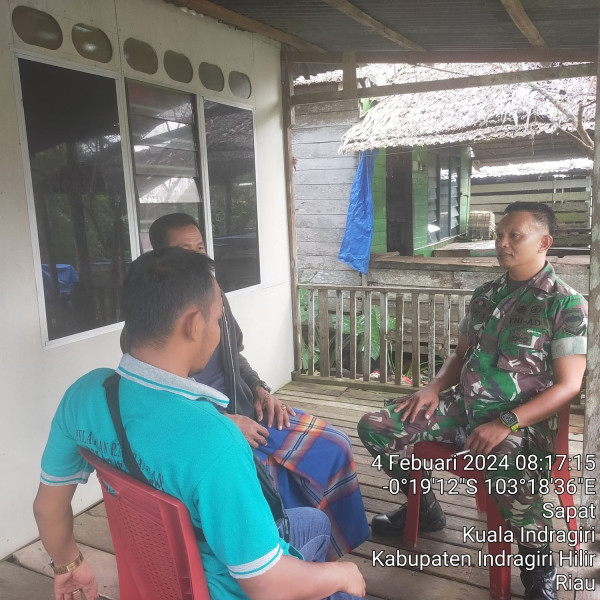 Duduk Santai, Babinsa Koramil 04/Kuindra Ajak Untuk Ciptakan Kerukunan Di Lingkungan