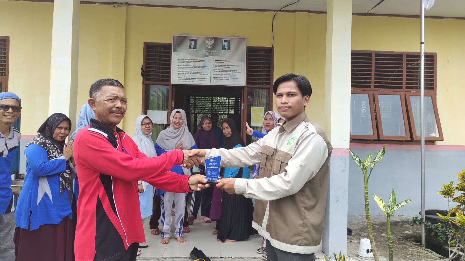 Mahasiswa Uin Suska Riau Gelar Perpisahan Sekaligus Pemberian Cendramata Di SDN 008 Sungai Berbari