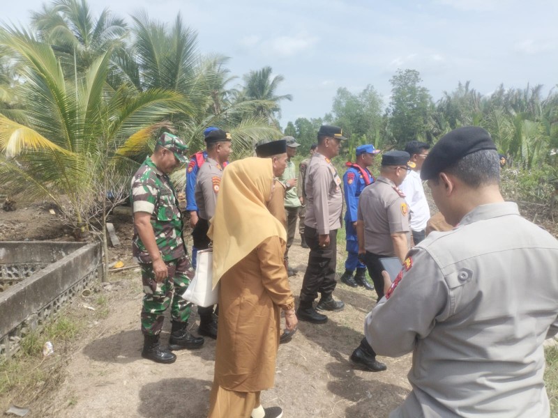 Danramil 04/Kuindra Dampingi Kunjungan Karoops Polda Riau di Lokasi Pembangunan Jembatan di Parit 14