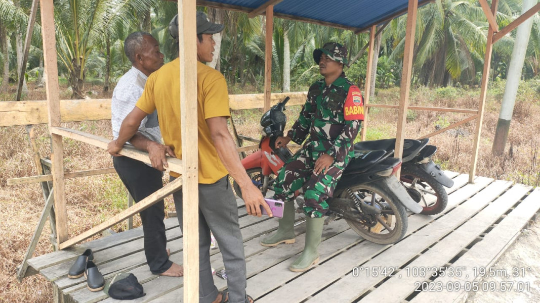 Tingkatkan Silaturahmi, Babinsa Koramil 10/Pelangiran Terus Jaga Hubungan Baik