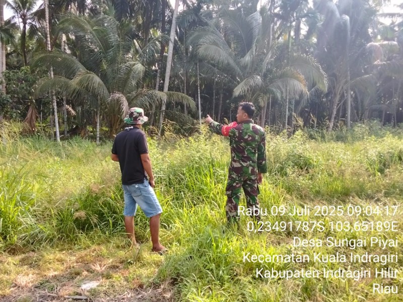 Babinsa Koramil 04/Kuindra Melaksanakan Sosialisasi Sekaligus Patroli Karhutla