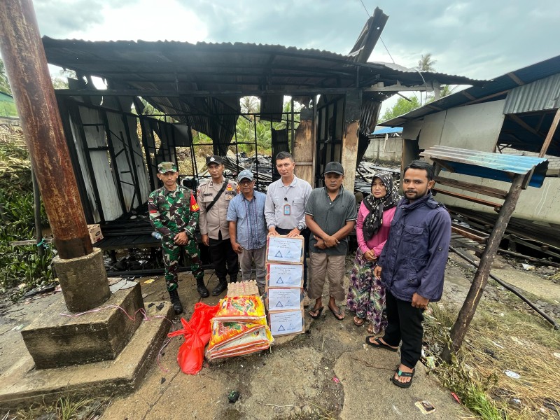TIm Pemadam PT. RSUP dan YBDA Ringankan Penderitaan Korban Kebakaran di Desa Pulau Burung