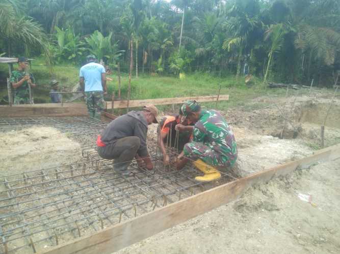 Babinsa Koramil 04/Kuindra Bersama Masyarakat Binaan Lakukan Karya Bakti