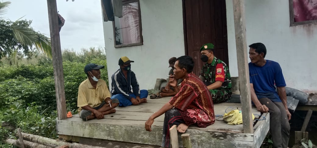 Babinsa Komsos di Sungai Bela