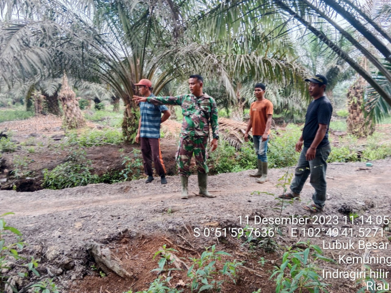 Cegah Kebakaran, Babinsa Koramil 09/Kemuning Rutin Untuk Patroli Bersama Warga