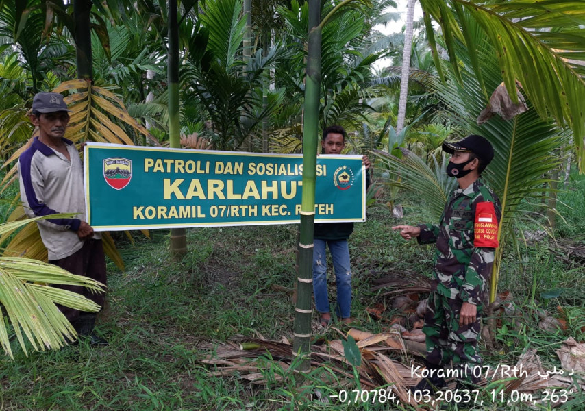 Babinsa Koramil 07/Reteh Patroli Rutin di Daerah Rawan Karlahut