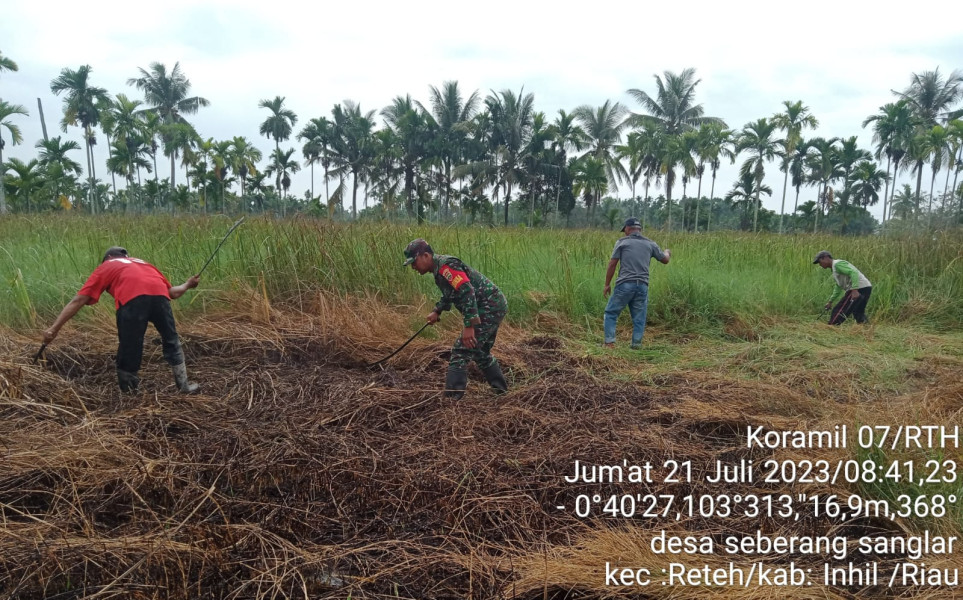 Pentingnya Kebersihan, Babinsa Koramil 07/Reteh Ajak Masyarakat Bergotong Royong