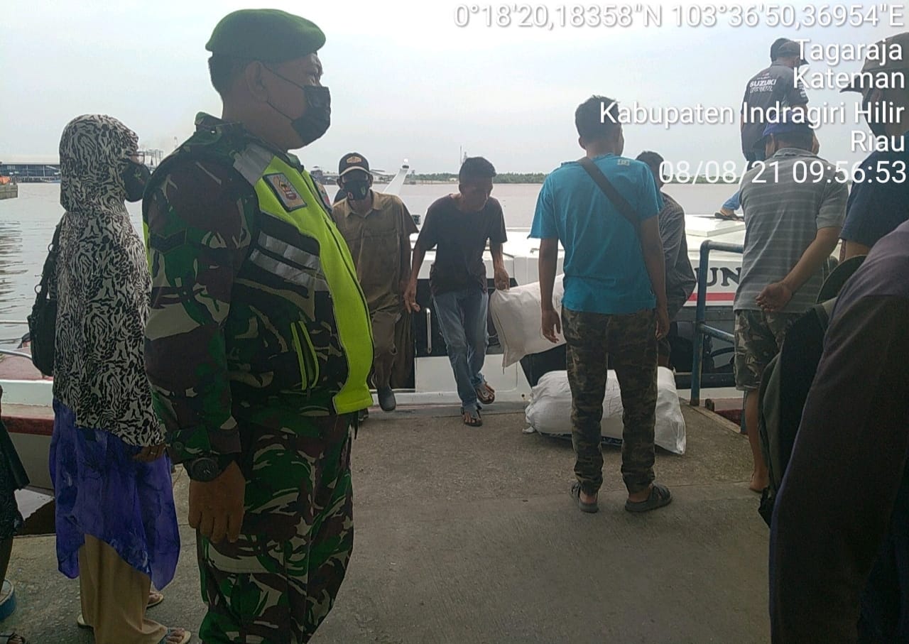 Babinsa Sertu J Pasaribu Persuasif Pantau Aktifitas Warga di Sekitar Pelabuhan Sungai Guntung