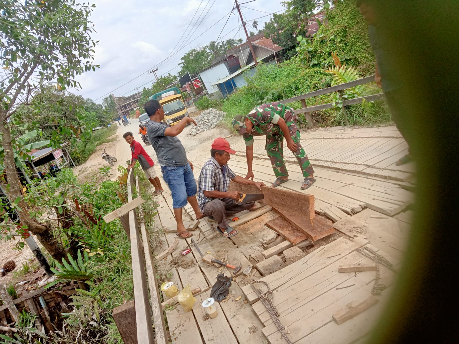 Danramil 09/Kemuning Bersama Masyarakat Lakukan Perehabatan Jembatan