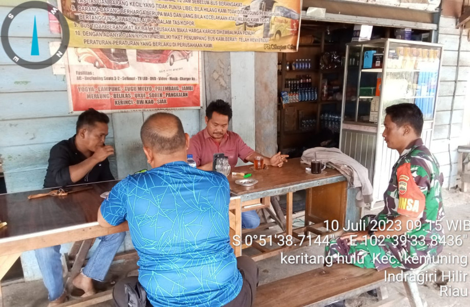 Jalin Kedekatan Dengan Warga, Babinsa Koramil 09/Kemuning Jaga Hubungan Baik Melalui Komsos