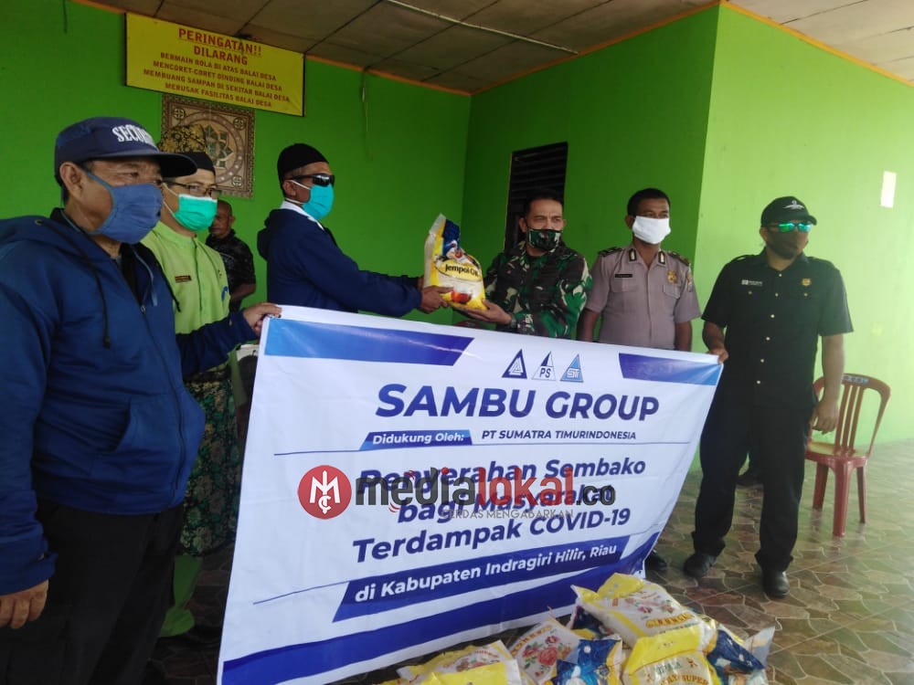 Koramil 06/Kateman Dampingi Penyaluran Sembako untuk Warga Terdampak Covid-19 di Teluk Belengkong