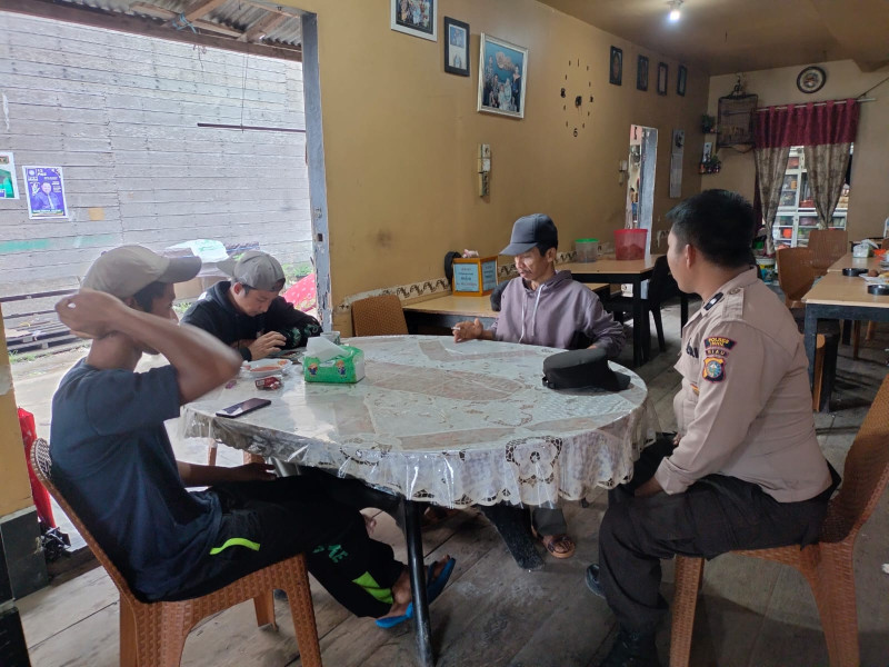 Aipda Rici Ronaldy Melakukan Cooling System Ajak Warganya Jaga Kekompakan Sukseskan Pemilu 2024