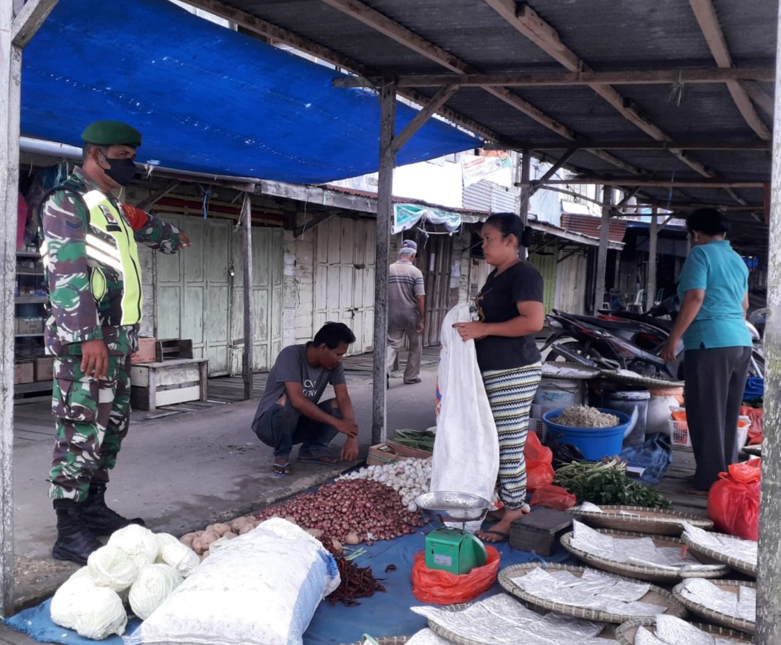Sertu Eri Hamdani Rutinkan Penegakan Protkes di Kelurahan Sapat