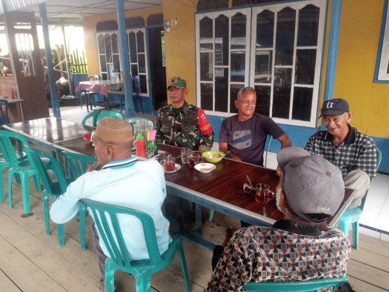 Babinsa Koramil 04/Kuindra Gelar Komsos, Perkuat Persatuan dan Kesatuan