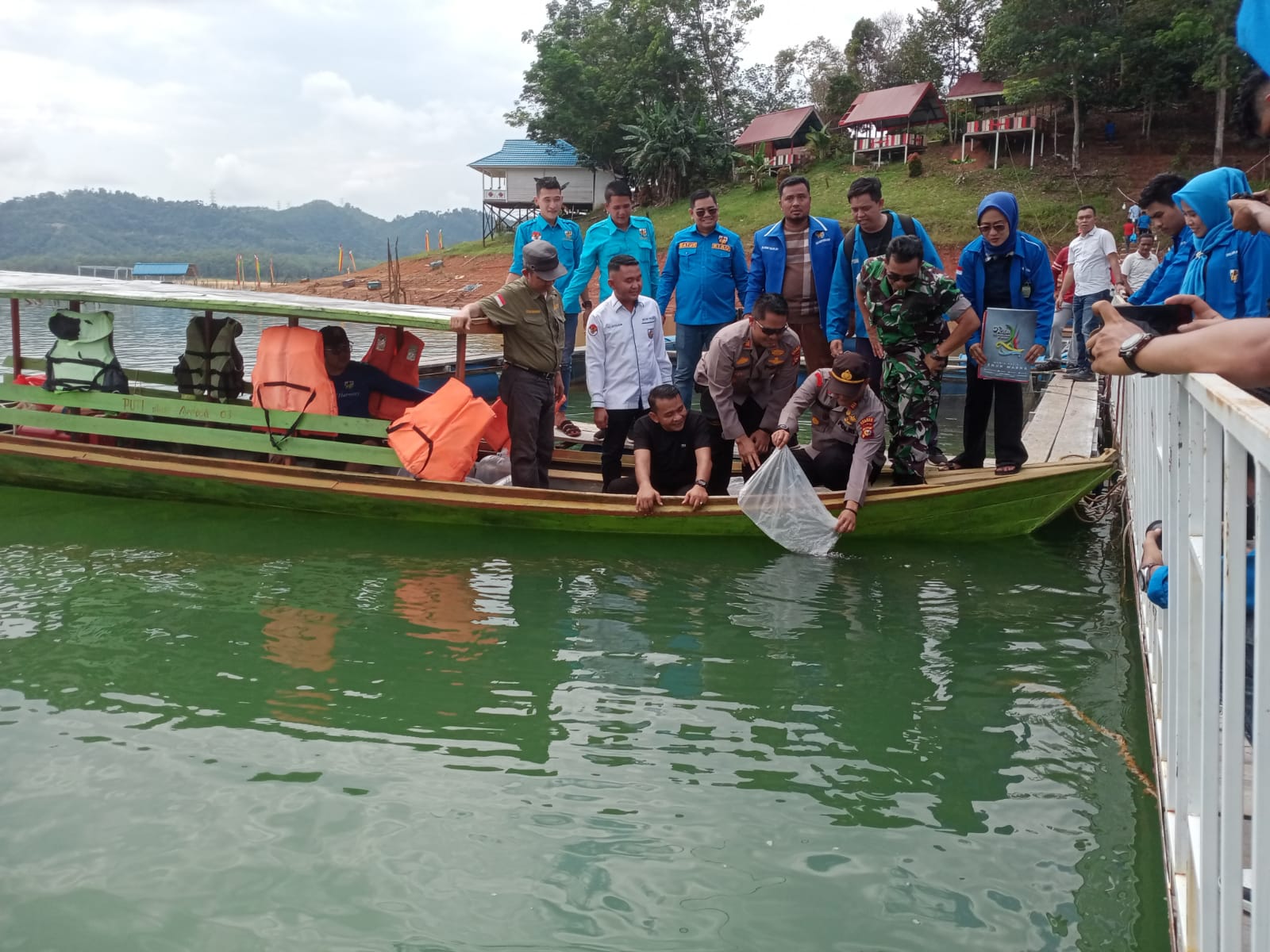 Sambut HUT RI ke-77, DPD KNPI Riau Fuad Santoso Lakukan Kegiatan Penanaman Pohon dan Tabur Benih Ikan