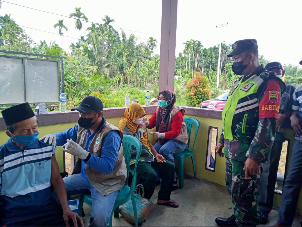 Dukung Vaksinasi bagi Masyarakat, Babinsa 03/Tempuling Dampingi Pelaksanaan Vaksinasi di Wilayah