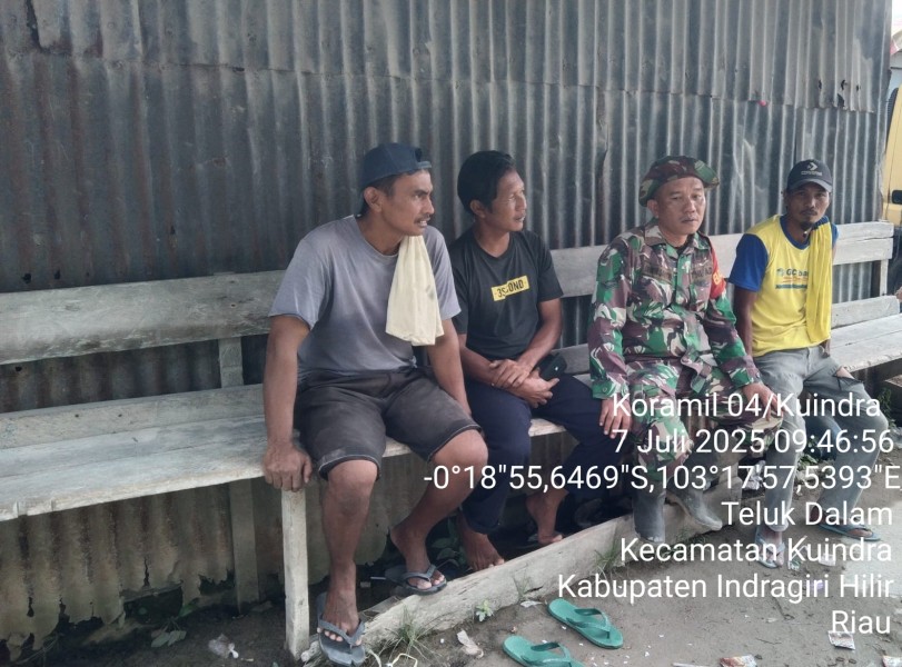 Komsos Babinsa Koramil 04/Kuindra: Menumbuhkan Rasa Keakraban dan Kekompakan di Desa Teluk Dalam