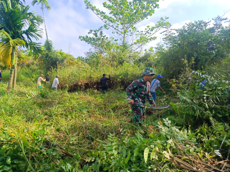 Babinsa 03/Tpl Bersama Warga Kerja Bakti Bersihkan Tempat Pemakaman Umum